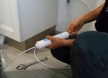 AFLATI CUM SĂ INSTALAȚI FILTRUL DE APĂ PENTRU FRIGIDERUL TAU
